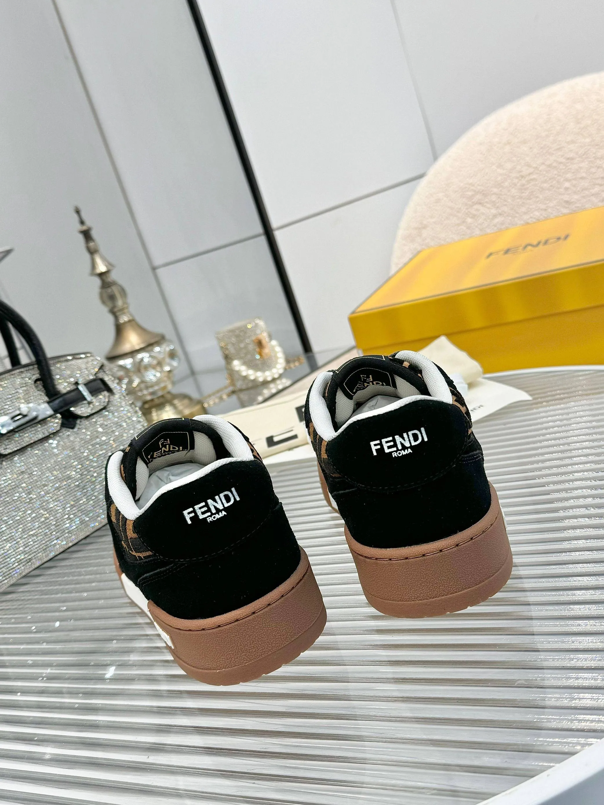 p620🐮🐮New❤Top super A version💯 Fendi Fendi 2025 New Year's King Explosive Style🔥 Many💑stars have the same style FD match. Original purchase for RMB14440. One to one replica. Designer Kim Jones's first sneaker fendi match and Donkey brand Trainer basketball sneakers, fresh blood injection and FF retro design It combines fashion and super comfort. [Wise] Whoever doesn’t grab it will regret it [There are many shoe uppers on the market with different color matching and cut corners in workmanship. The color matching and craftsmanship of my shoe upper are absolutely the same as the genuine products at the counter. Welcome to compare. Feet: Mesh injection molding pads 🎯 Soles: Please look for the original molded multi-color TPU outsole (❌ non-rubber sole) 🎯 Size: Female 35-41 Male 38-45 🎯 Packaging: Original 1:1 matching high-end packaging 🎁